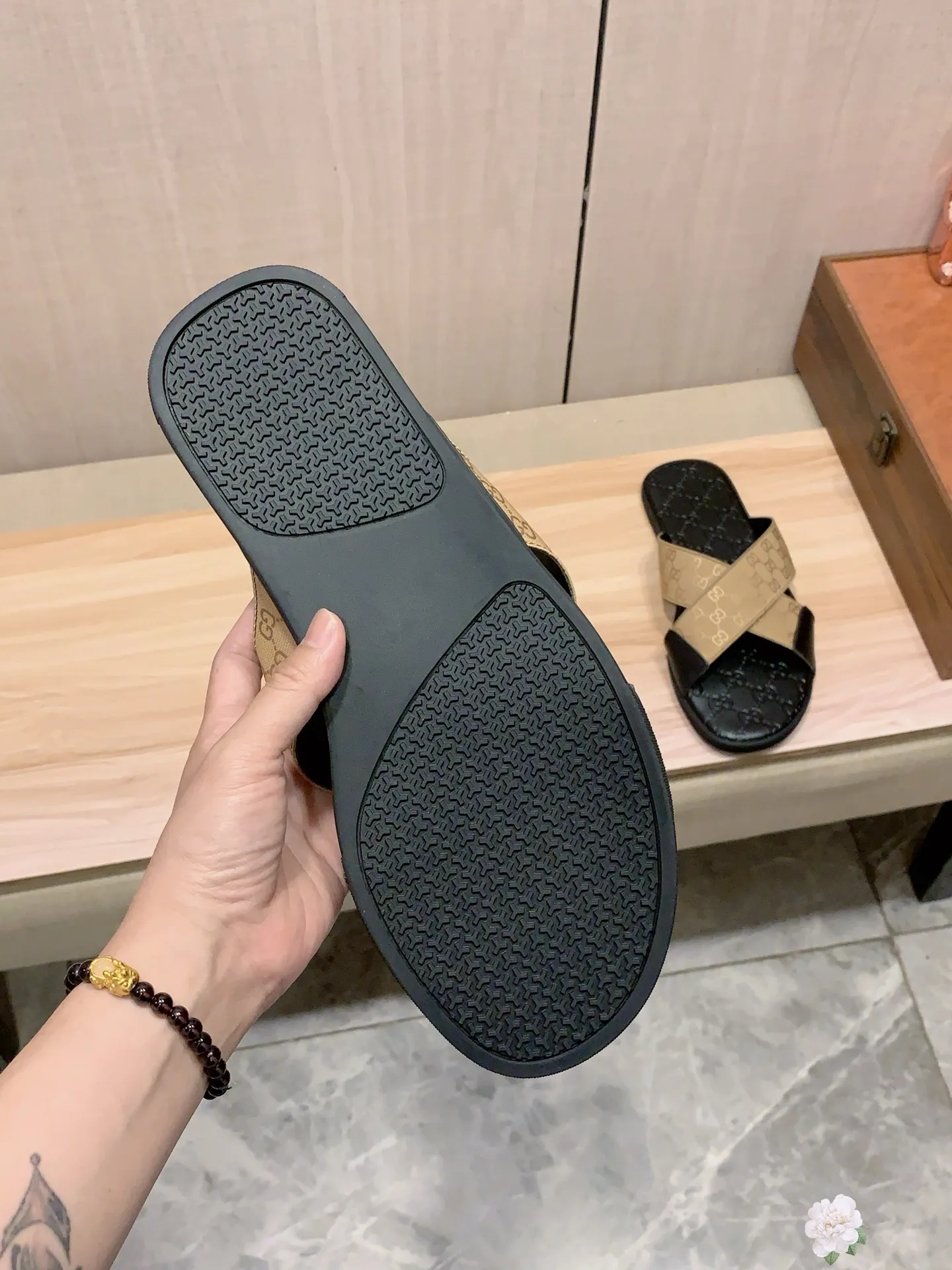Slippers: New model: Factory price: 260💰💰🎩🎩🔥🔥《 Gucci* 》Series of slippers top purchasing agent🔍🔍Sold at the same time for men, original Italian imported webbing made of selected cowhide, exquisite workmanship,), sole: (super comfortable) original factory special sole, ⚠️exclusive double-layer movable molded sole super comfortable⚠️, real shot🎬the real thing is more beautiful🔍🔍266 regular code 38-44, can be ordered 45.